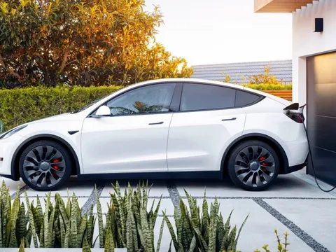 Xe Tesla vừa rời đại lý đã... rơi vô lăng