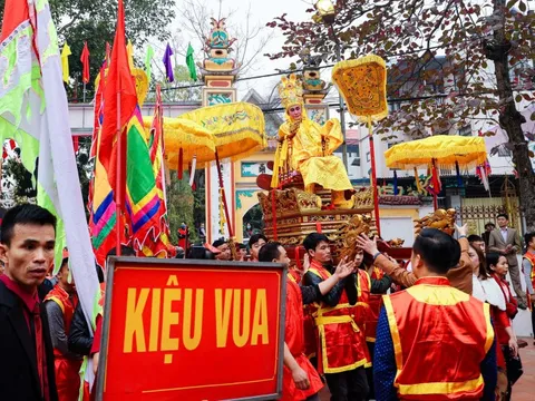 Những hình ảnh rước kiệu "Vua, Chúa sống" náo nhiệt ở Hà Nội