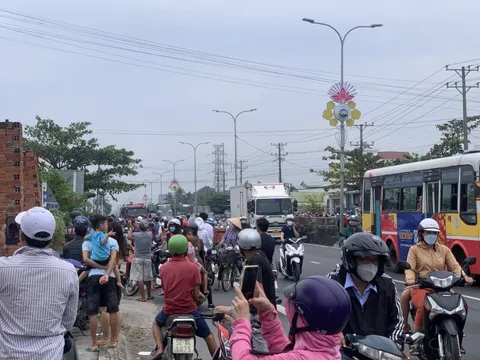 CLIP: Giải cứu 1 phụ nữ nghi “ngáo đá” khỏa thân trên cột điện