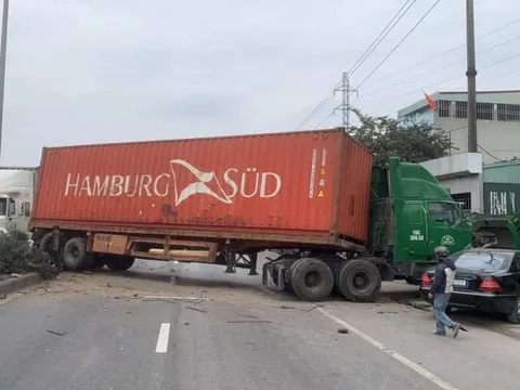 Tai nạn liên hoàn giữa 2 xe đầu kéo với 1 ôtô và xe máy làm 2 người thương vong