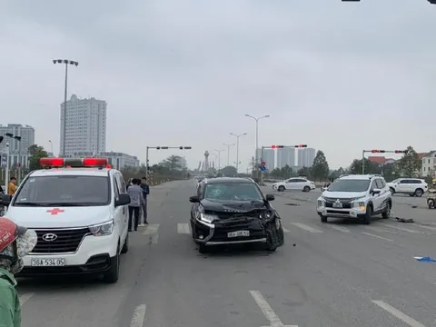 CLIP: Phóng nhanh qua ngã tư, ôtô tông người đi xe máy tử vong