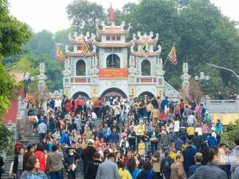 Hàng ngàn người đổ về Đền Bà Chúa Kho “vay tiền” đầu năm mới