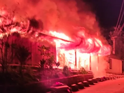 Nhà của 4 hộ nghèo, 1 hộ chính sách ở Quảng Nam cháy rụi lúc rạng sáng