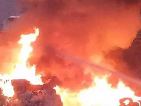 TP HCM: Cháy lớn, khói bốc cao hàng trăm mét tại kho cỏ nhân tạo