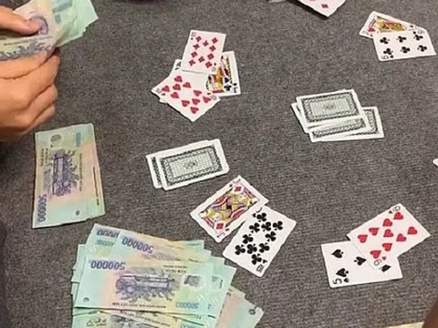 Khởi tố 4 cán bộ Chi cục dự trữ nhà nước đánh bạc tại công sở