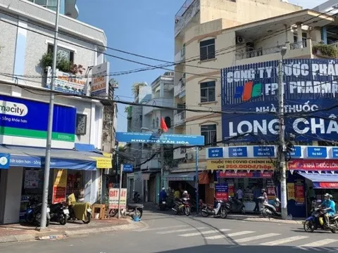 Bán lẻ đi xuống, bán thuốc thăng hoa: Chuỗi nhà thuốc Long Châu sắp vươn đến mốc 10.000 tỷ doanh thu, số cửa hàng đã áp sát “anh cả” Pharmacity