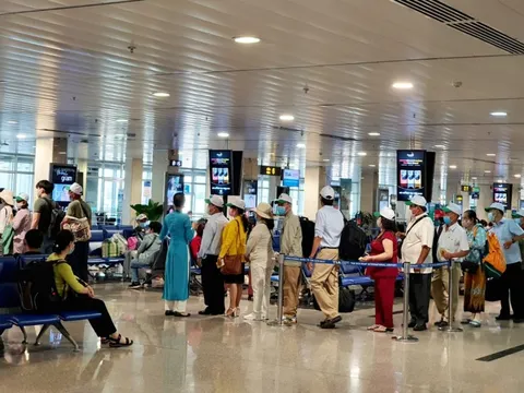 Khách bay qua sân bay Tân Sơn Nhất đông chưa từng có