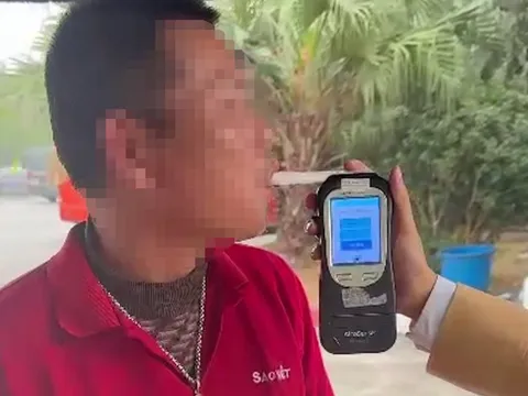 Phát hiện tài xế lái xe khách 40 chỗ trên cao tốc có nồng độ cồn ở mức "kịch khung"