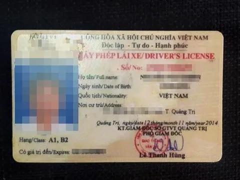 Người phụ nữ đi thi bằng lái ô tô, lộ ra bằng lái xe máy giả