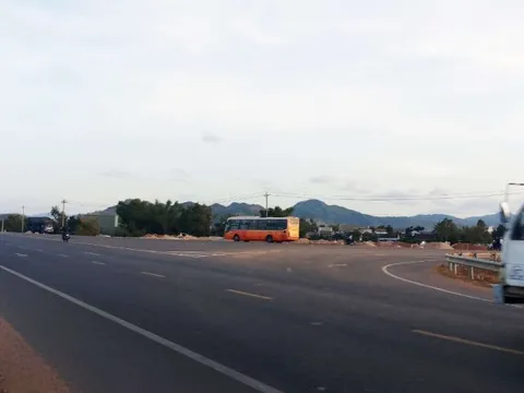 Công an truy tìm ô tô cán qua người tử vong rồi bỏ chạy