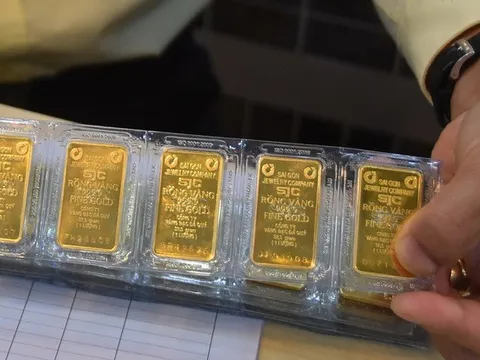 Giá vàng hôm nay 3-2: Rơi thẳng đứng trước sức ép của đồng USD