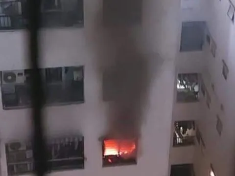 Cháy căn hộ chung cư Linh Đàm, cảnh sát hướng dẫn hơn 100 người thoát nạn