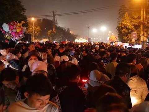 "Biển người" chen nhau đi Hội Lim thưởng thức Quan họ