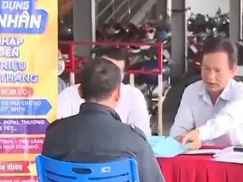 “Tiếp thị” việc làm ở... bến xe