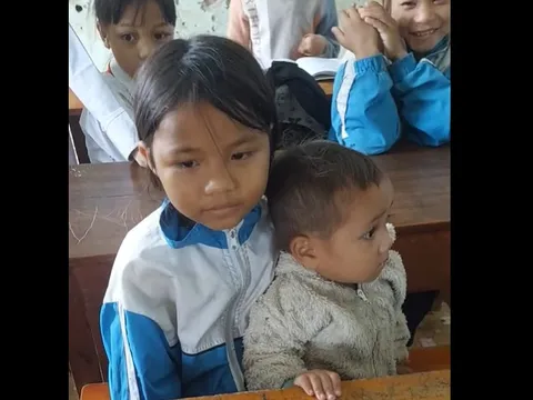 Cảm động cô bé lớp 4 đi học dẫn theo em trai 3 tuổi