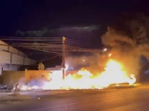 Bình Thuận: Cháy ở quốc lộ 1A, người đi đường bỏ chạy tán loạn