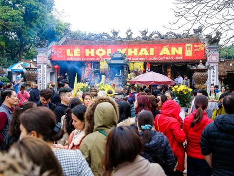 "Biển người" nườm nượp đổ về Đền Trần trước giờ khai ấn