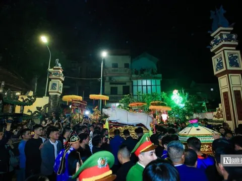 Người dân chen chân xem rước "ông lợn" ở ngoại thành Hà Nội