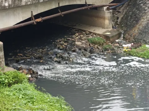 CLIP: Đầu tư cả trăm tỉ đồng, dòng kênh vẫn là "điểm đen" ô nhiễm, bốc mùi