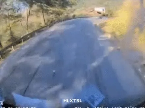 Sedan drift trên khúc cua đường dốc