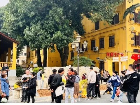 Xếp hàng vài giờ đồng hồ, vẫn chấp nhận chen chân để qua biên giới Lào Cai - Hà Khẩu