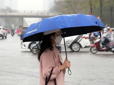 Người dân Thủ đô 'vật lộn' với thời tiết mưa phùn, nồm ẩm