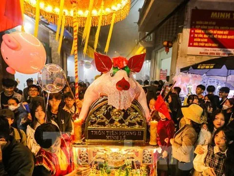 Nghìn người chen chân xem lễ rước 'ông lợn' trên kiệu tại La Phù