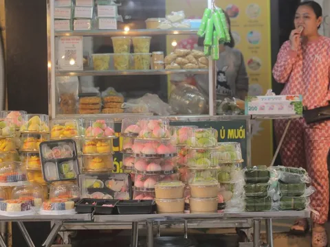 Người Hà Nội tất bật sắm lễ cúng Rằm tháng Giêng