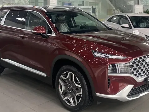 Hyundai Santa Fe 2023 giảm giá kỷ lục 135 triệu đồng tại đại lý: Rẻ hơn Sorento cả trăm triệu, chạy đua giá với Everest