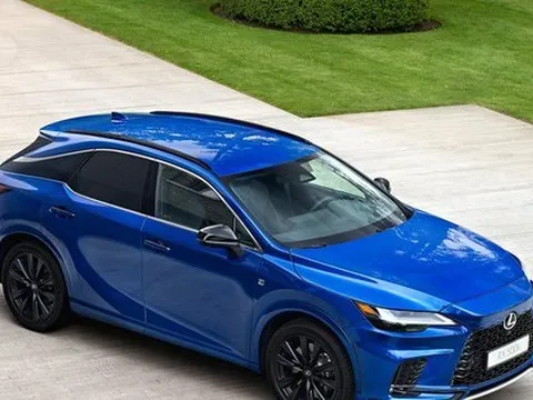 Loạt ô tô, xe máy rục rịch chào khách Việt