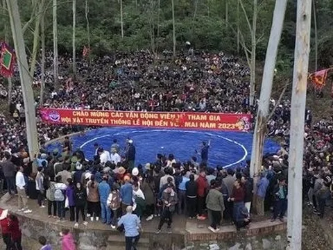 Hàng nghìn người dân leo núi xem trai làng đấu vật ở lễ hội Vua Mai