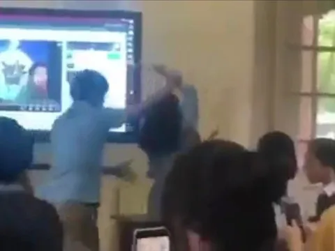 Cô giáo bị nam đồng nghiệp bẻ tay đẩy ra khỏi phòng học bất ngờ bị... kỷ luật!