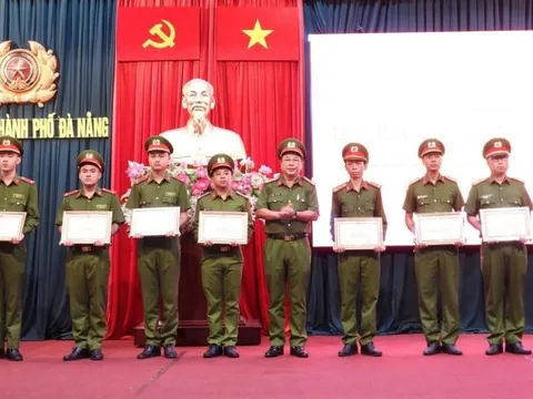 Bộ trưởng Bộ Công an tặng Bằng khen nhiều tập thể, cá nhân ở Đà Nẵng