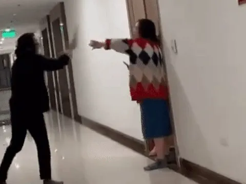 Người phụ nữ có nhiều biểu hiện lạ, cầm dao đe dọa cư dân