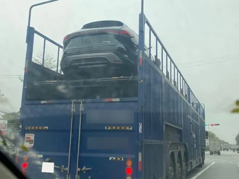 Lexus RX 2023 lộ diện ‘trần trụi’ ở Việt Nam: Bản tiêu chuẩn bóng bẩy, giá dự kiến rẻ hơn GLE 1 tỷ đồng