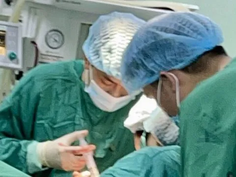 Bệnh nhi phải cắt ruột vì nuốt 14 viên nam châm