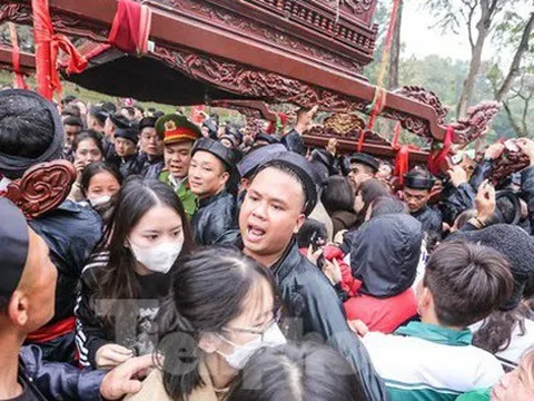 Người người chen chúc "chui kiệu cầu may" tại lễ hội Đền Và