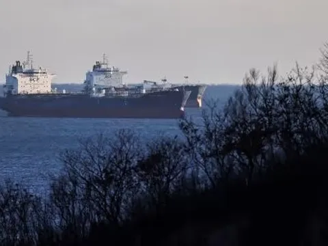 Dầu Nga chính thức bị cấm vận, quốc gia này vui như Tết vì “thời tới cản không kịp”