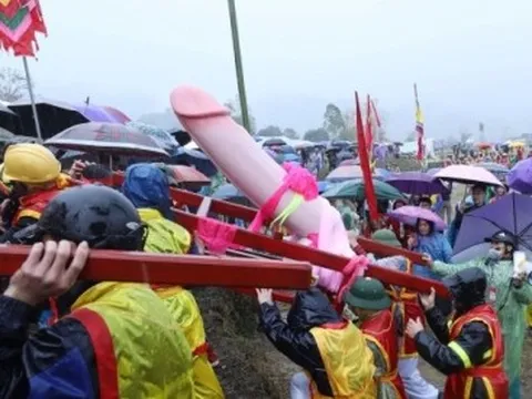 Hàng nghìn người đội mưa xem rước sinh thực khí ở lễ hội Ná Nhèm, Lạng Sơn