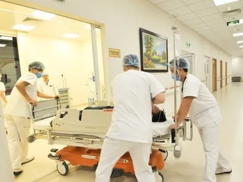 Người phụ nữ vừa xuống máy bay phải cấp cứu ngay vì ngộ độc rượu, hôn mê, tiên lượng nặng