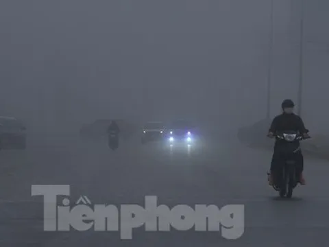 Sương mù 'nuốt' nhà cao tầng ở Vinh, hàng loạt chuyến bay bị hủy