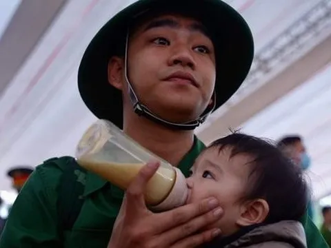 Xúc động hình ảnh tân binh ôm và cho con ăn trước giờ lên đường "tòng quân"