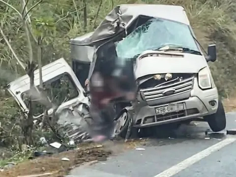 Va chạm với xe đầu kéo, tài xế và phụ xe khách tử vong, nhiều người bị thương