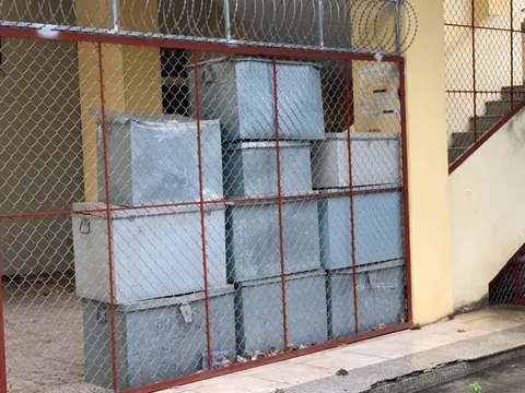 Nữ văn thư mang 60 thùng hồ sơ bán phế liệu bị đình chỉ công tác