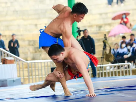 Người dân đội mưa hào hứng xem các đô vật tranh tài