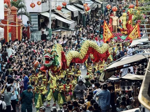 Chùm ảnh: Hàng ngàn người dân ở TP.HCM xuống phố xem Bát Tiên khiến các tuyến đường kẹt cứng