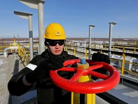 Quốc gia châu Âu này bất ngờ thành khách mua dầu lớn thứ 3 của Nga vì lý do không ai ngờ