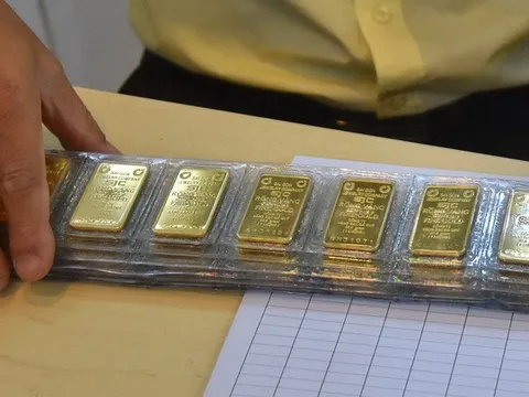 Giá vàng hôm nay 7-2: USD tăng giá dữ dội, vàng lao dốc