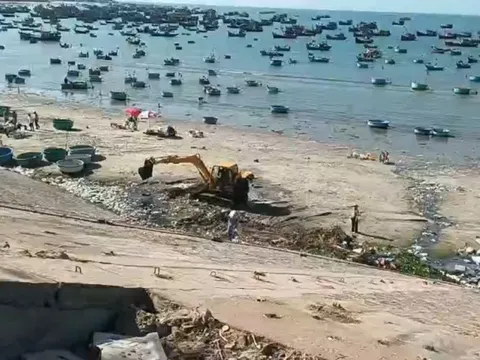 Vụ cân gian lận hải sản ở Mũi Né: Ra quân tháo dỡ các lều quán buôn bán tự phát