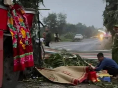 Nghệ An: Xe khách va chạm xe tải chở ngô, 2 người thương vong